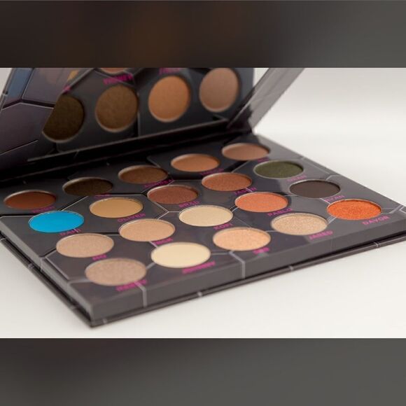 Barbarella Eye Shadow Palette by Bee Beauty London - Picture 5 of 5